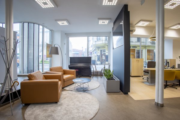 Místo pro jednání s klientem v pobočce Trinity Bank. Dvě křesla, stoleček.